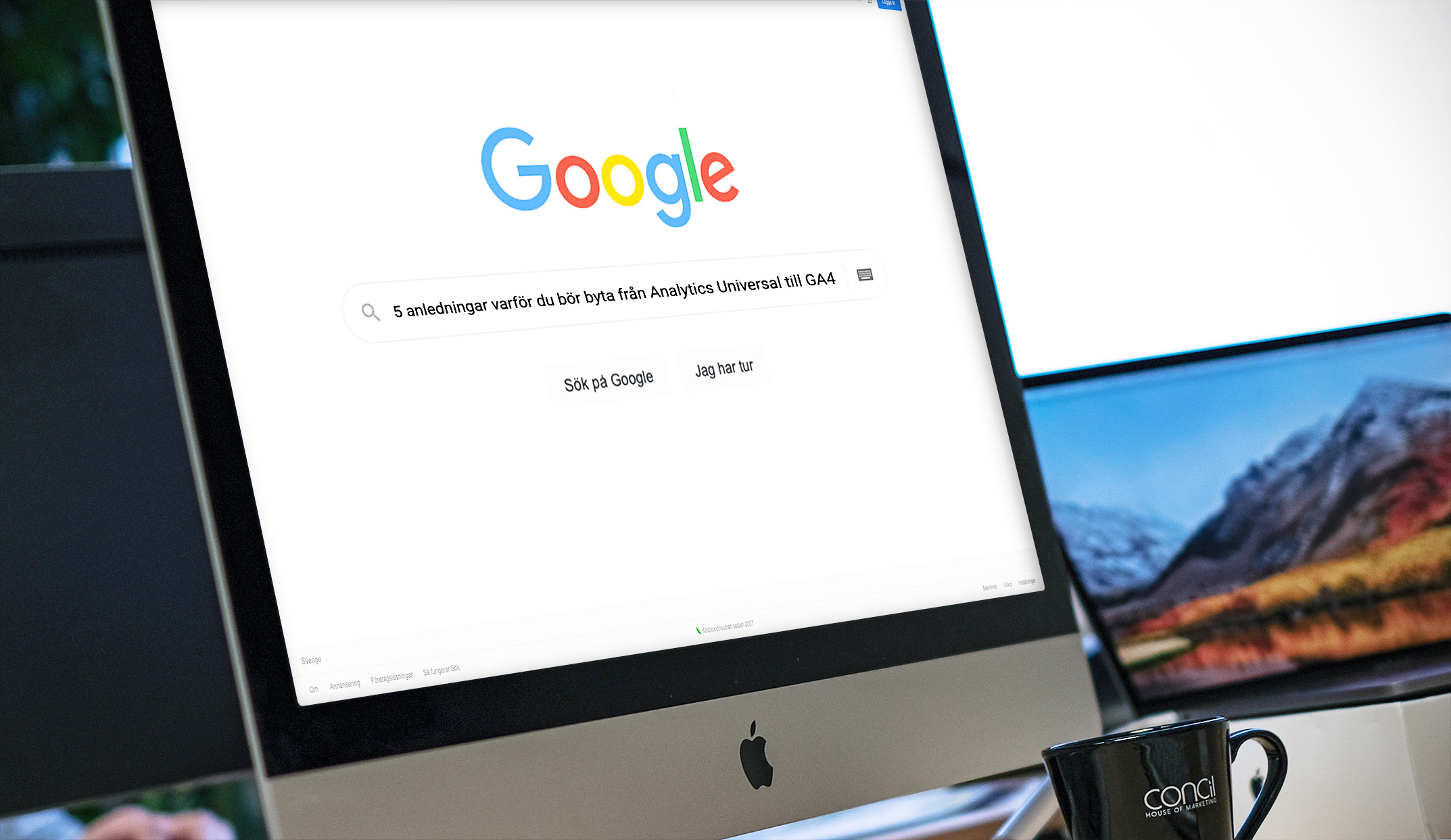 Skärm som visar googles startsida med texten "5 anledningar varför du bör byta från Analytics Universal till GA4 inskriven i sökresultatet